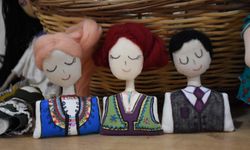 Evlat hasretini bez bebeklerle dindirdi