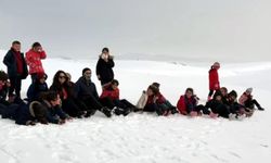 Evlerden getirdikleri tepsilerle köy merasında kaydılar