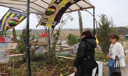 Fenerbahçe bayrakları asılan mezarlıkta ağabeyini andı; enkazdan boynunda takımının atkısıyla çıktı / Ek fotoğraflar