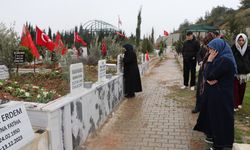 Fenerbahçe bayrakları asılan mezarlıkta ağabeyini andı; enkazdan boynunda takımının atkısıyla çıktı