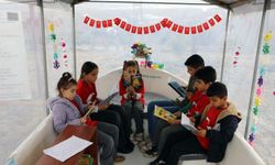 Fırat Nehri'ndeki atıl tekneyi onarıp, öğrencileri için kütüphaneye çevirdi