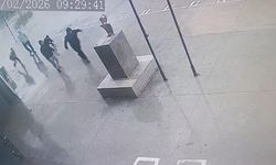 Fırtınada düşmek üzere olan Atatürk büstünü öğrenciler el birliği ile korudu