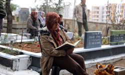 Gaziantep'te depremde ölenlerin mezarları başında hüzün; yakınları karanfil bıraktı