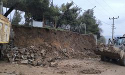 Gaziantep'te sağanak nedeniyle mezarlığın istinat duvarı çöktü