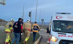 Hafif ticari araç, direğe çarparak takla attı; kaza kamerada/Ek fotoğraflar