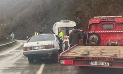 Hafif ticari araç ile otomobil çarpıştı: 5 yaralı