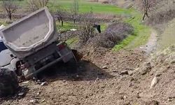 Hafriyat kamyonuyla çarpışan otomobilin sürücüsü yaralandı, eşi öldü