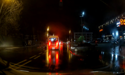 Halk otobüsünün motosiklete çarptığı kaza kamerada; 1 yaralı