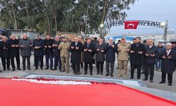 Hatay'da depremde hayatını kaybedenler, mezarları başında anıldı