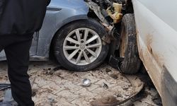 Hatay'da öğrenci servisi ile otomobil çarpıştı: 15 yaralı