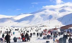 Hesarek Kayak Merkezi'nde 'pazar' yoğunluğu; kuyruklar oluştu