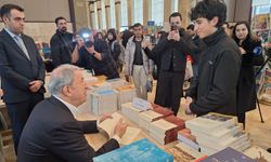 Hulusi Akar, 'Külliye'de Ramazan' etkinliklerinde imza gününe katıldı