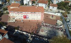 İlkokul öğrencilerinin bayrak sevgisi dron kamerasında