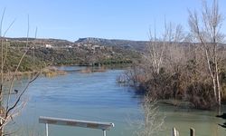 Irmak taştı, şantiye ile narenciye bahçelerini su bastı