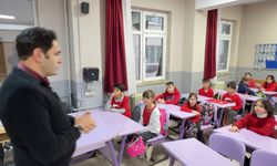 İstanbul- 2025-2026 eğitim-öğretim yılının ikinci dönemi 'Bayrak sevgisi' ile başladı