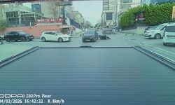 İstanbul - Ataşehir'de caddede ilerleyen otomobil ara sokaktan çıkan motosikletliye çarptı