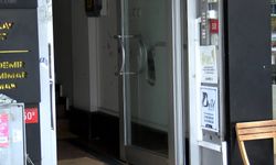 İstanbul- Bakırköy'de 2 kişinin iş merkezinin kapısına el bombası koyduğu anlar kamerada