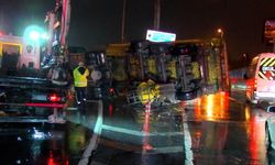 İstanbul - Bakırköy'de devrilen hafriyat kamyonunun şoförüne yardım etmek isteyen sürücüye otomobil çarptı