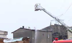 İstanbul - Başakşehir'de 3 katlı binanın çatısı alev alev yandı