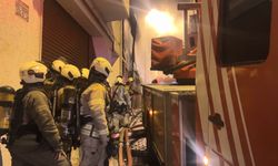 İstanbul - Fatih'te 3 katlı metruk binada yangın; alevler bitişikteki ahşap binaya sıçradı