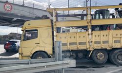 İstanbul - Fatih'te TIR tren hattının bulunduğu üst geçide çarptı