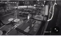 İstanbul- Kadıköy'de kafe önüne bırakılan çilekleri tadına bakıp çaldılar