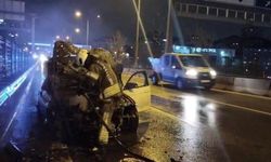 İstanbul - Kadıköy'de seyir halindeki otomobil alev alev yandı