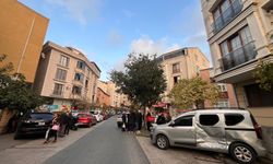 İstanbul - Kağıthane'de düştüğü araç üzerinden geçip duvara sıkıştırdı: Sinema gibi