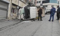 İstanbul - Kağıthane'de virajı alamayan kamyonet devrildi