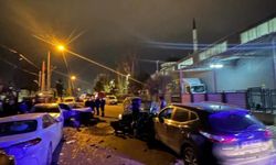 İstanbul- Küçükçekmece'de 5 aracın karıştığı zincirleme kaza kamerada