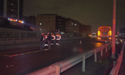 İstanbul - Küçükçekmece'de belediye temizlik aracına çarpan motosikletteki 2 kişi öldü