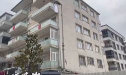 İstanbul - Küçükçekmece'de istinat duvarı yıkıldı; 5 katlı bina tahliye edildi-1