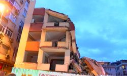 İstanbul - Küçükçekmece'de kontrollü yıkılan bina, yanındaki apartmana devrildi; çevredekiler panikle kaçtı / Geniş haber