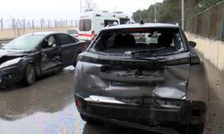 İstanbul - Maltepe'de otomobil park halindeki araca çarptı: 3 yaralı; bebeğini kucağından bırakmadı