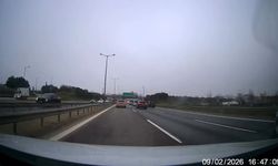 İstanbul - Sancaktepe'de kamyonet, polis aracına çarptı; kaza kamerada