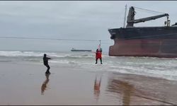 İstanbul - Sarıyer'de karaya oturan gemide tahliye operasyonu kamerada