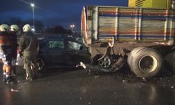 İstanbul - Silivri'de seyir halindeyken tekeri kopan otomobil kamyona çarptı; sürücü yaralandı