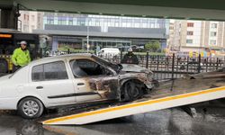 İstanbul - Şişli'de seyir halindeki otomobil alev alev yandı