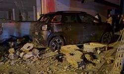 İstanbul- Sultanbeyli'de otomobil park halindeki 4 araca ve iş yerine çarptı