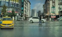 İstanbul-Ümraniye'de yolun karşısına geçmek isteyen çocuğa taksi çarptığı anlar kamerada