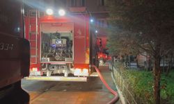 İstanbul - Zeytinburnu'nda sitenin otoparkında yangın; 3 bina tahliye edildi-1