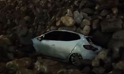 İstinat duvarının park halindeki araçların üstüne çöktüğü anlar kamerada