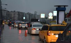 İzmir Çeşme'de sağanak; yollar göle döndü (2)