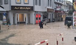 İzmir Çeşme'de sağanak; yollar göle döndü