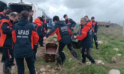 İzmir'de otomobil, dere üzerindeki köprüden geçerken sele kapıldı: 2 ölü (2)