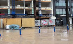 İzmir'de sağanak; cadde ve sokaklar göle döndü (2)