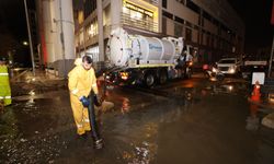 İzmir'de sağanak; cadde ve sokaklar göle döndü, sürücüler zor anlar yaşadı (3)
