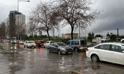 İzmir'de sağanak; cadde ve sokaklar göle döndü, sürücüler zor anlar yaşadı
