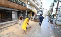 İzmir'de sağanak; denizin rengi değişti (2)