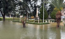 İzmir'de sağanak; denizin rengi değişti